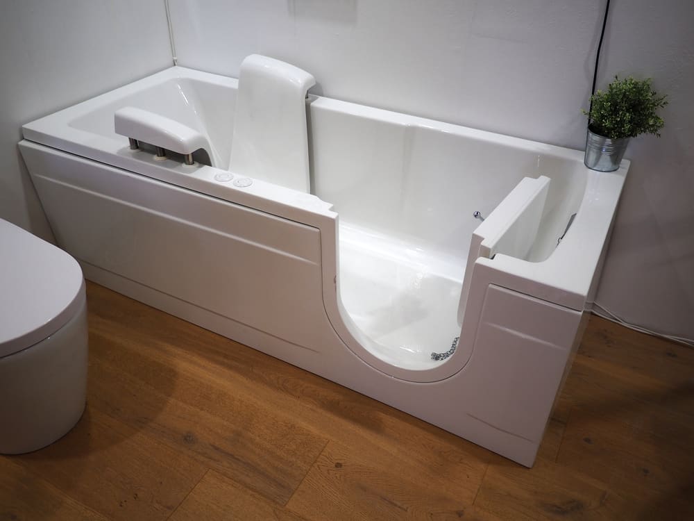 Comment choisir une baignoire à porte pour personne âgée ?